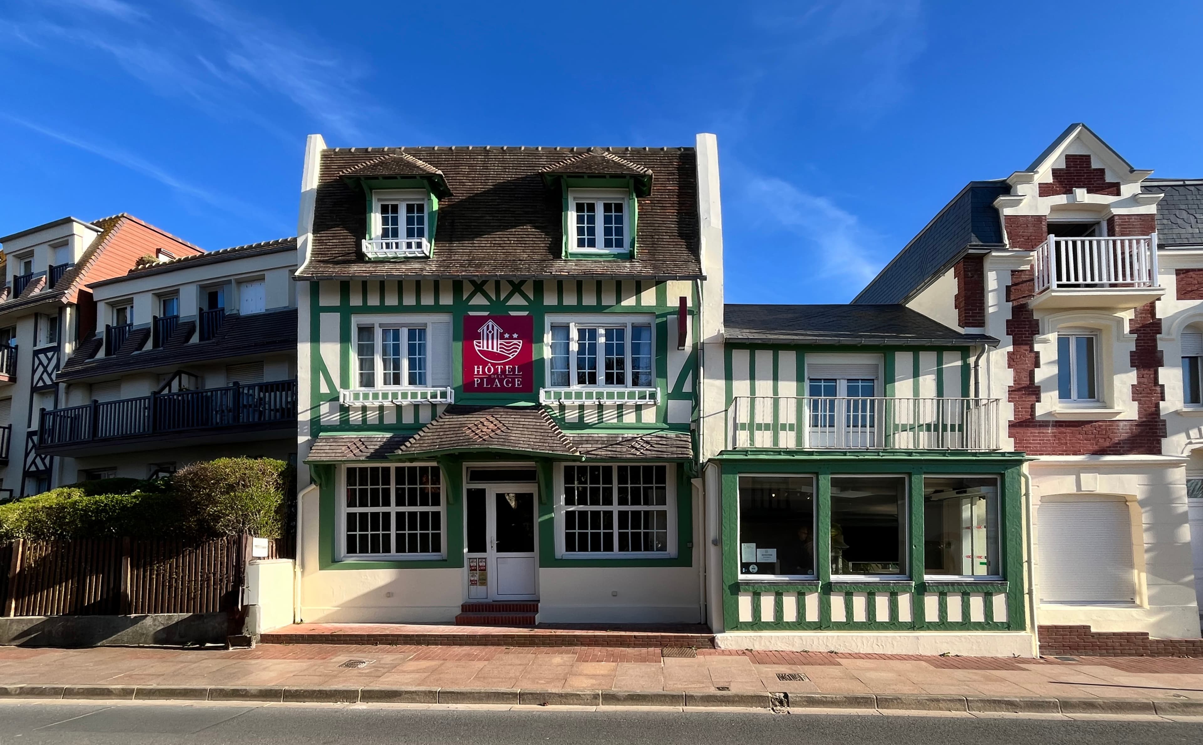 Façade de l'hôtel de la plage à Houlgate à 2 minutes de la plage