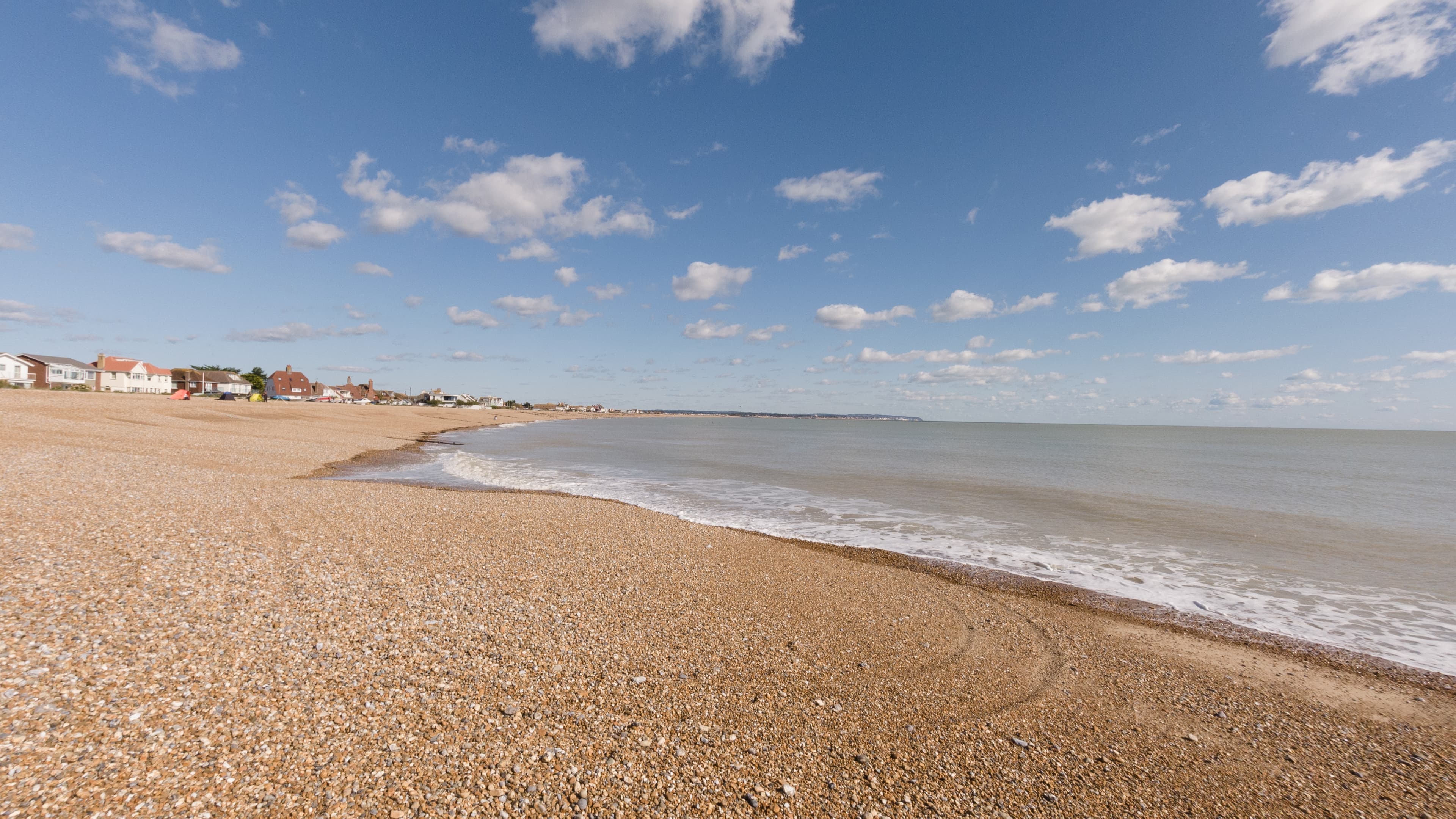 Image d'une plage de Normandie avec ciel bleu